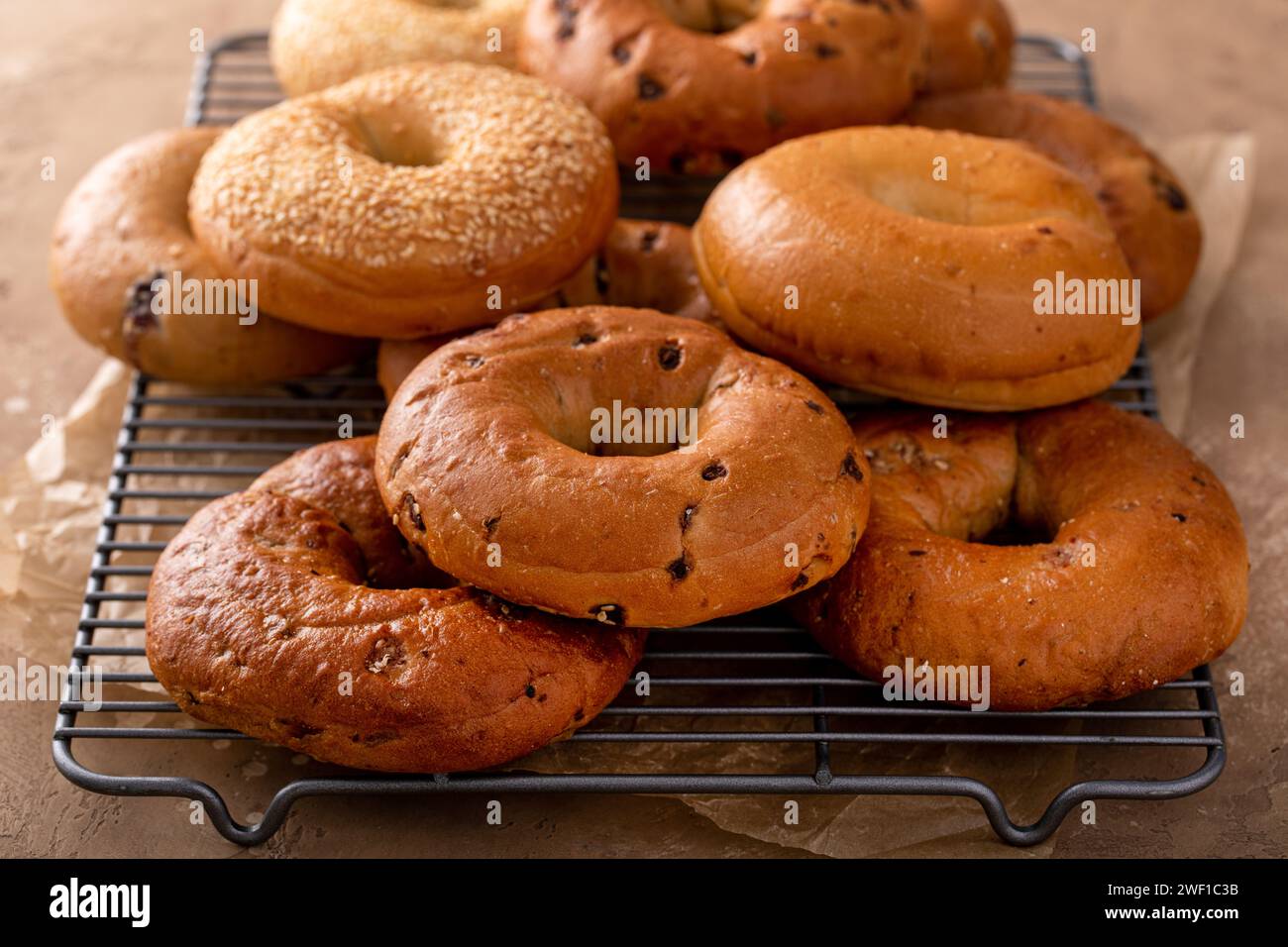 Varietà di bagel appena sfornati per colazione con uva passa di sesamo e cannella Foto Stock