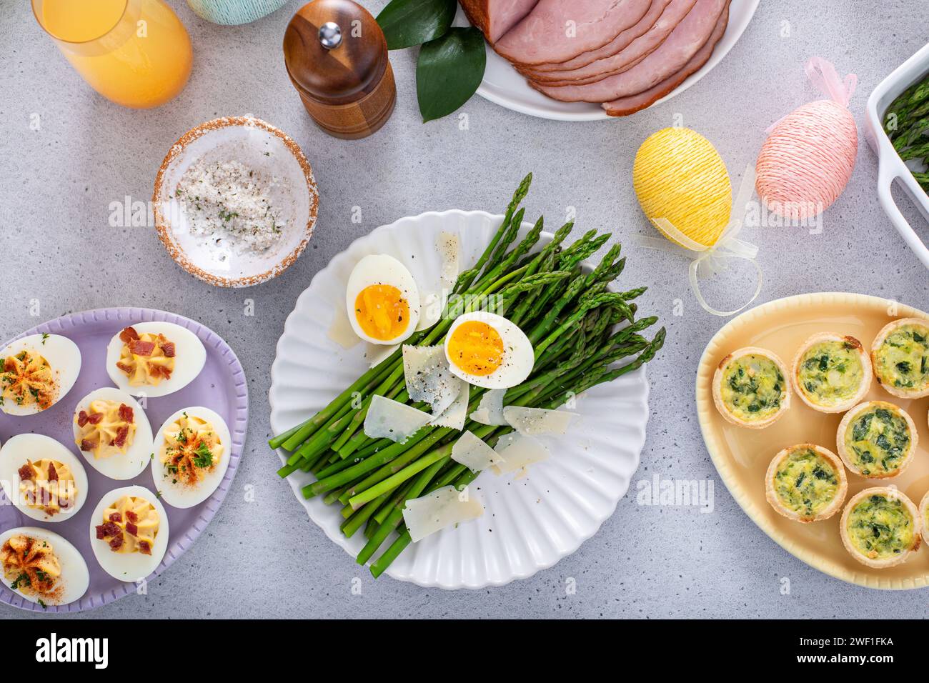 Asparagi cotti serviti con parmigiano rasato e uova bollite per il brunch di Pasqua Foto Stock
