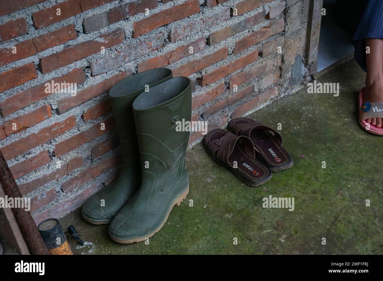 Foto di una persona che indossa scarpe Foto Stock