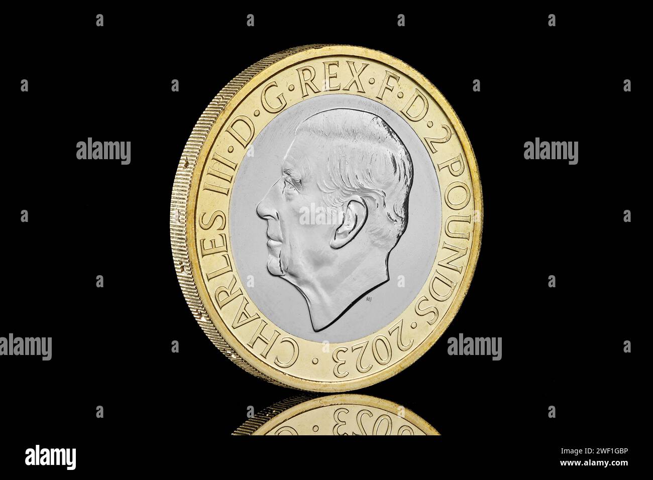 Moneta bimetallica da 2023 sterline con il primo ritratto in moneta di re Carlo III disegnato da Martin Jennings Foto Stock