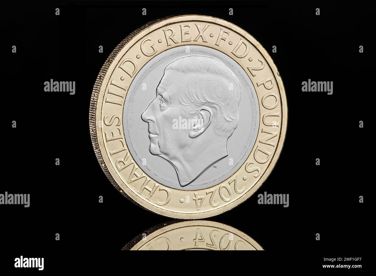 Moneta da 2024 sterline con il primo ritratto di re Carlo III e fu disegnata da Martin Jennings. Foto Stock