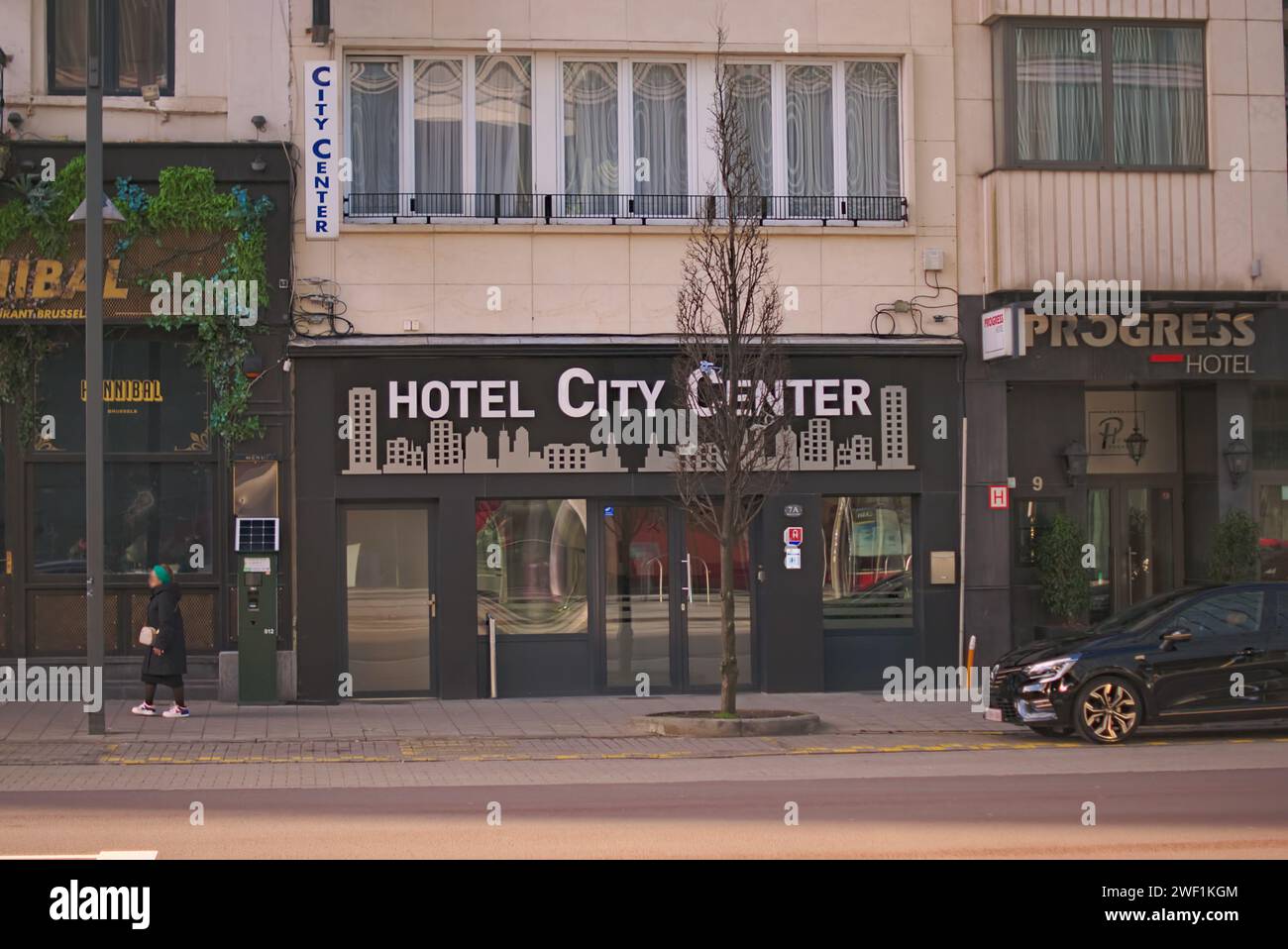 Bruxelles, Belgio. 26 gennaio 2024. Foto delle strade del Belgio. Facciata del City Center Hotel e Progress Hotel. Vicino alla stazione della metropolitana Roger Foto Stock