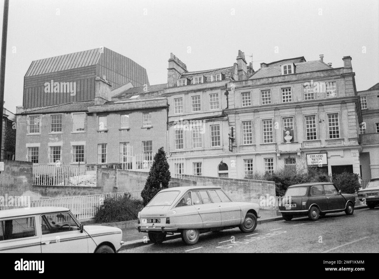 Il Theatre Royal, visto da Saw Close, Bath, Avon intorno al 1981 Foto Stock
