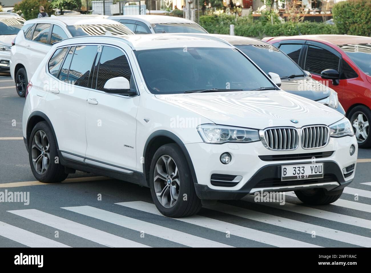 SUV di lusso, guida BMW X3 di colore bianco nell'area commerciale e degli affari, MH thamrin Street, Giacarta, Indonesia Foto Stock