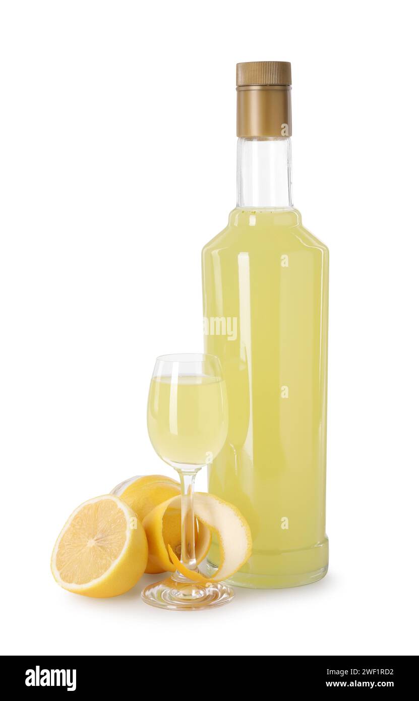 Gustoso liquore al limoncello e limoni isolati su bianco Foto Stock