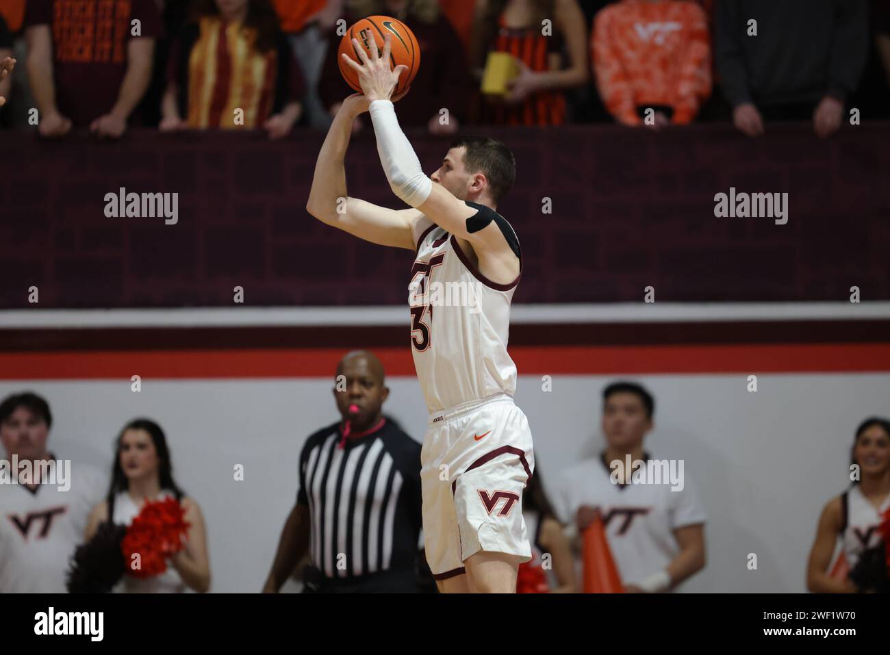 Blacksburg, Virginia, USA. 27 gennaio 2024. L'attaccante dei Virginia Tech Hokies Robbie Beran (31) tira un saltatore da tre punti all'angolo durante la partita di pallacanestro maschile NCAA tra i Georgia Tech Yellow Jackets e i Virginia Tech Hokies al Cassell Coliseum di Blacksburg, Virginia. Greg Atkins/CSM/Alamy Live News Foto Stock