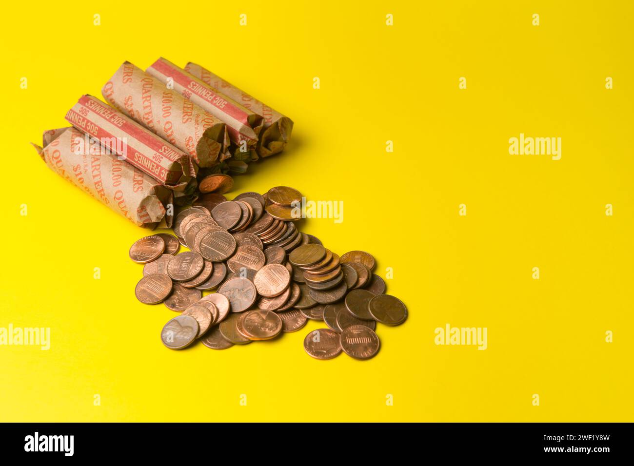 Rotoli di moneta di carta americana su sfondo giallo . USA Foto Stock