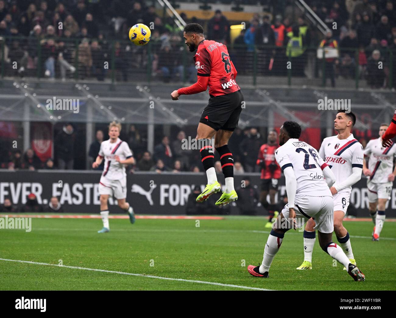 Milano, Italia. 27 gennaio 2024. Ruben Loftus-Cheek (top) del Milan segna il suo secondo gol durante una partita di serie A tra AC Milan e Bologna a Milano, Italia, 27 gennaio 2024. Credito: Alberto Lingria/Xinhua/Alamy Live News Foto Stock