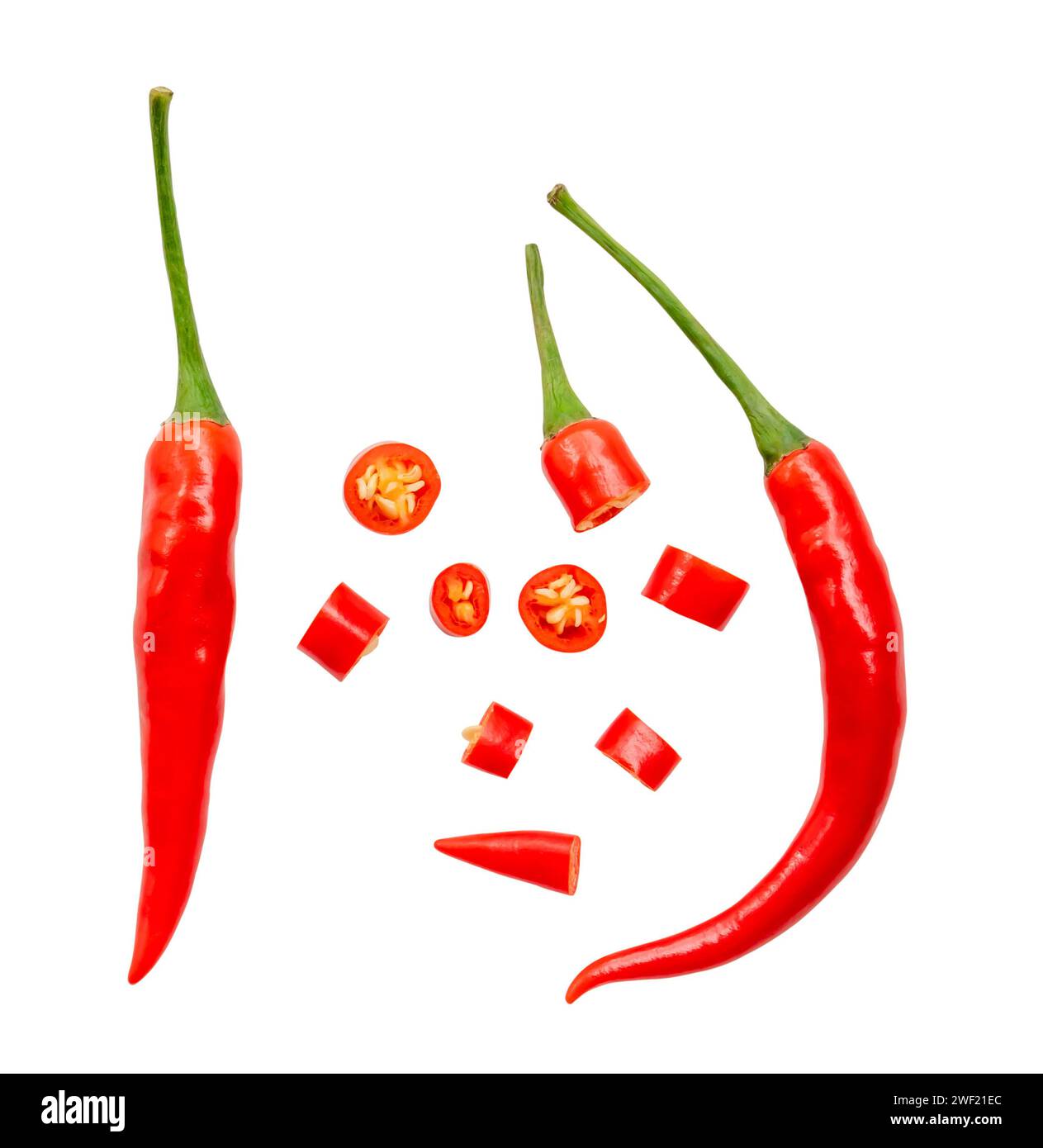 Vista dall'alto Set di peperoncino rosso con fette o pezzi isolato su sfondo bianco con percorso di ritaglio. Foto Stock