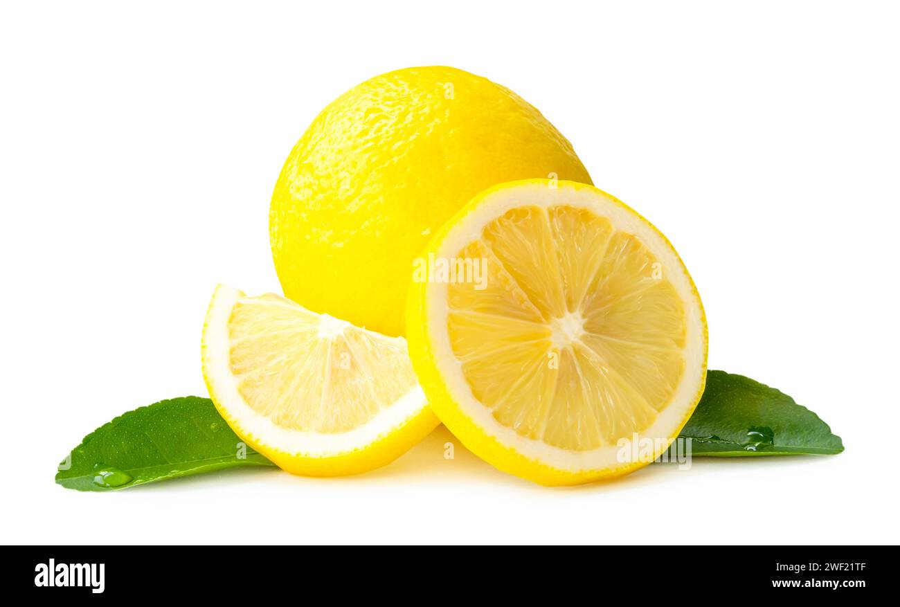 La vista frontale del limone giallo con fette e foglie è isolata su sfondo bianco con percorso di ritaglio. Foto Stock