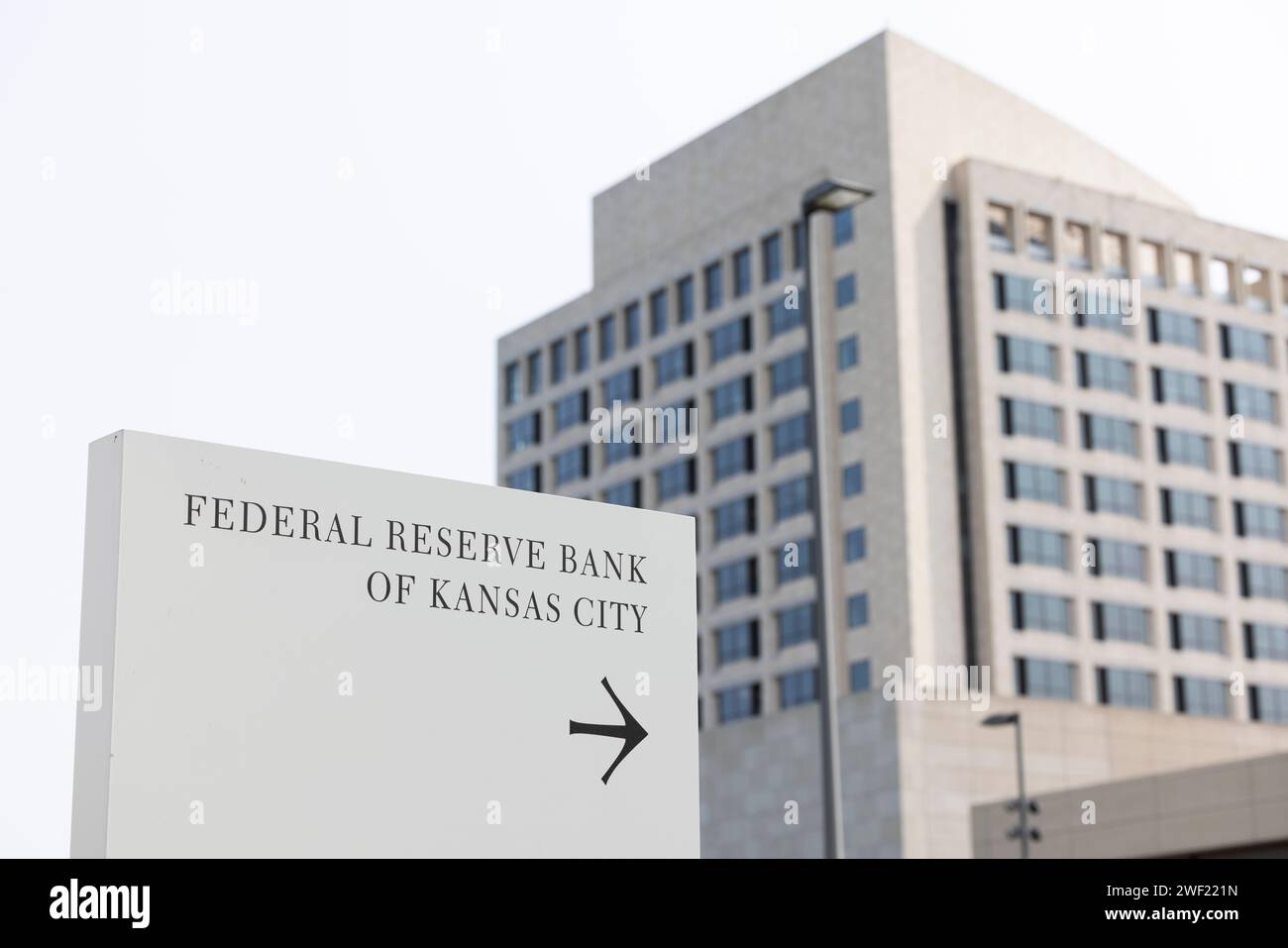 Kansas City, Missouri, USA - 15 giugno 2023: La luce del mattino risplende sull'edificio della Federal Reserve Bank di Kansas City nel centro città. Foto Stock