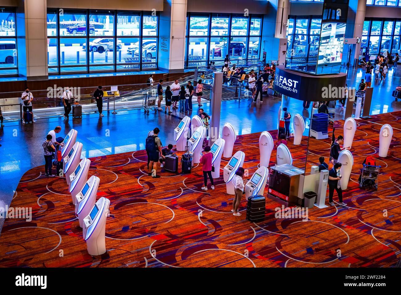 Area check-in nella sala partenze al Terminal 1 dell'aeroporto di Changi, Singapore. Foto Stock