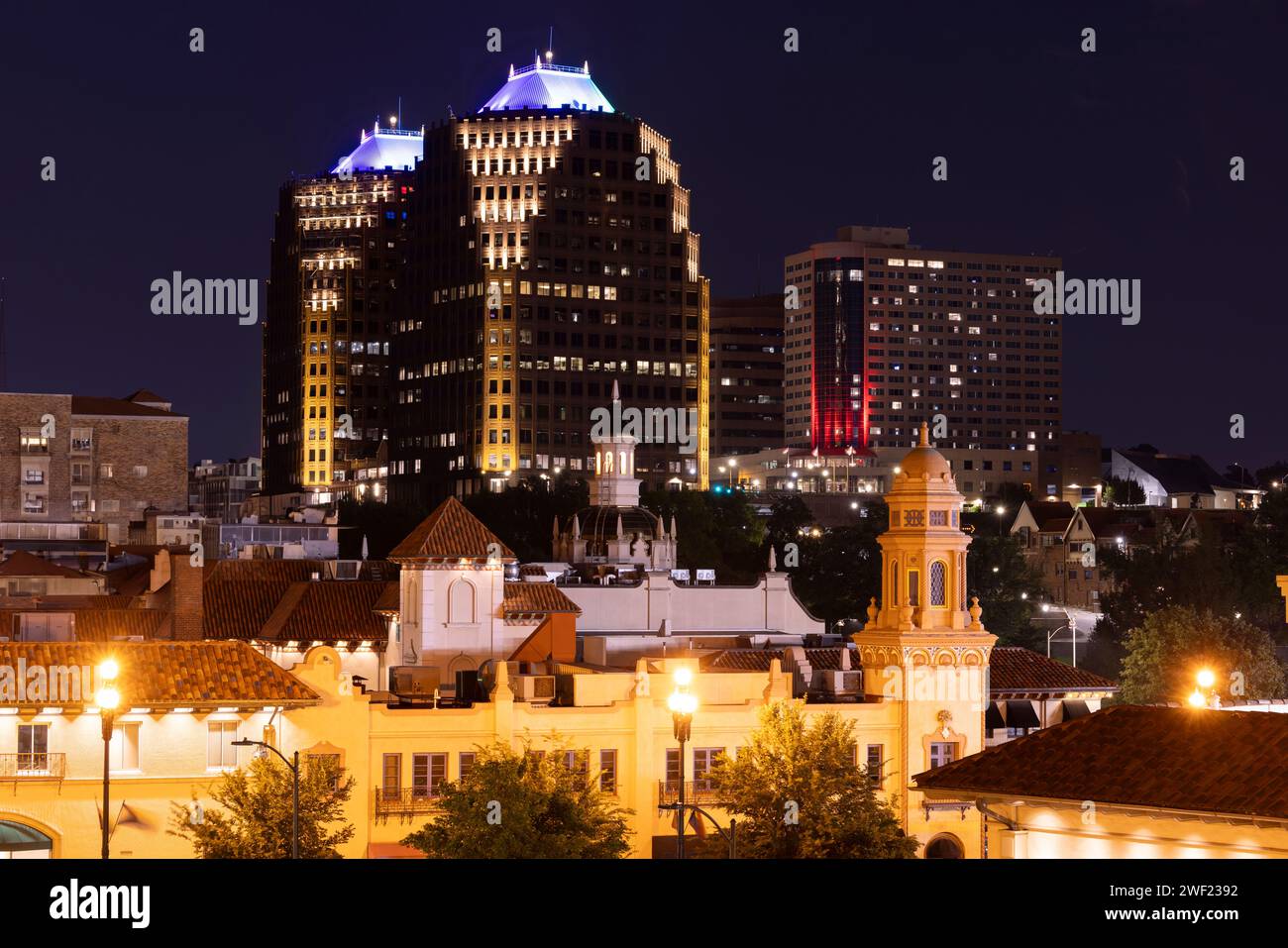 Vista notturna delle torri della chiesa storica e dello skyline del centro di Kansas City, Missouri, Stati Uniti. Foto Stock