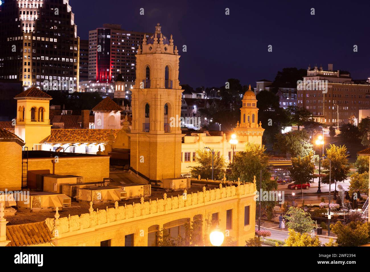 Vista notturna delle torri della chiesa storica e dello skyline del centro di Kansas City, Missouri, Stati Uniti. Foto Stock