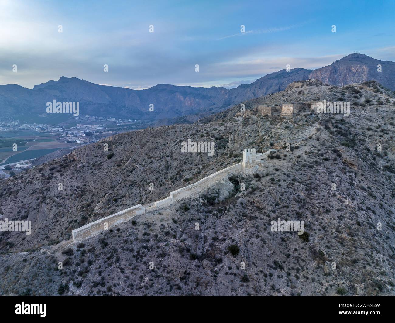 Vista aerea di Orihuela nella provincia di Murcia, città medievale con castello e chiese barocche e Gotchic vicino al fiume Segura con un cielo spettacolare Foto Stock