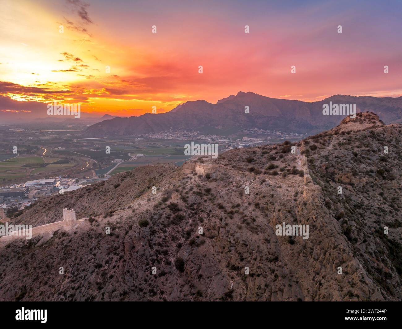 Vista aerea di Orihuela nella provincia di Murcia, città medievale con castello e chiese barocche e Gotchic vicino al fiume Segura con un cielo spettacolare Foto Stock