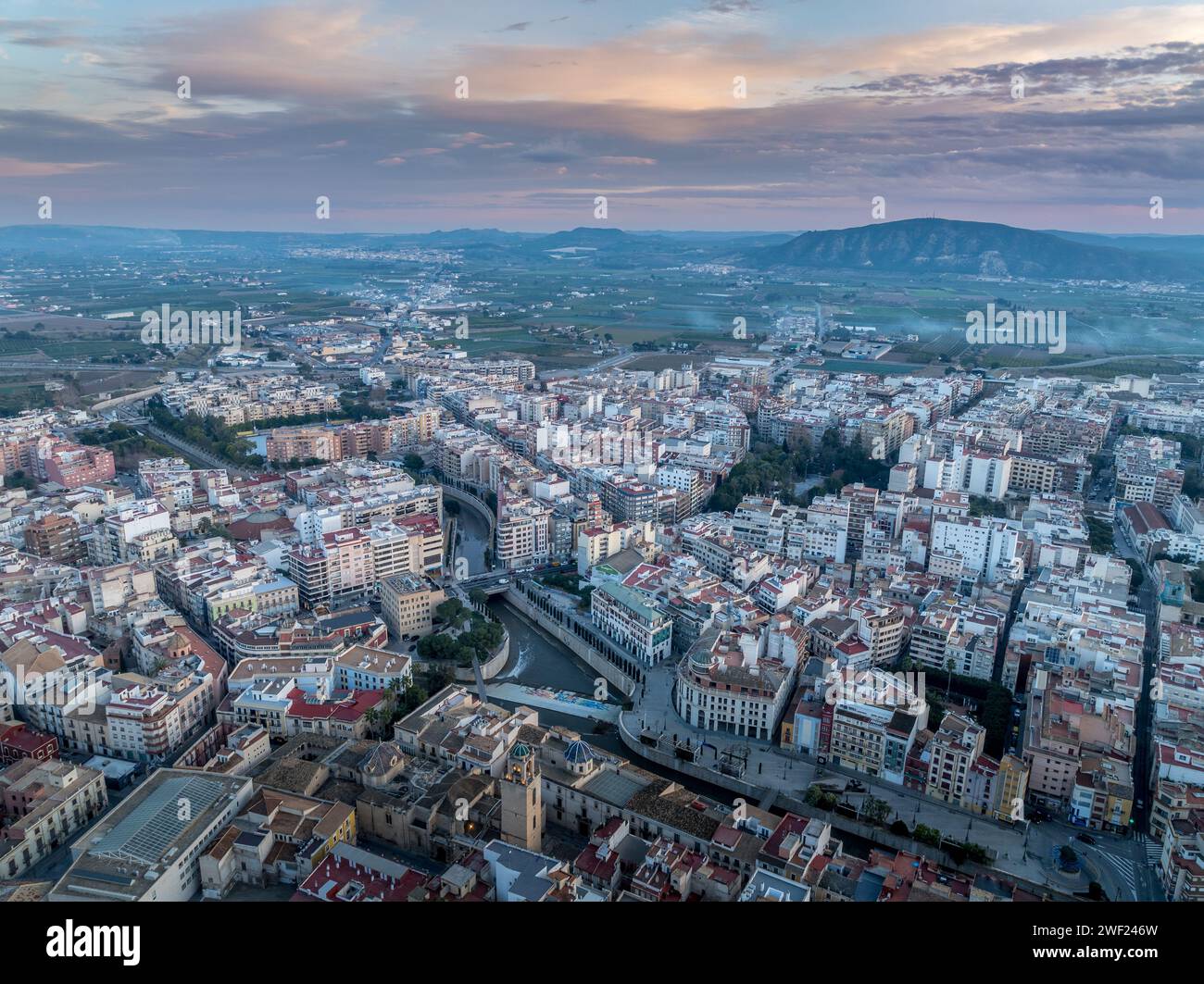 Vista aerea di Orihuela nella provincia di Murcia, città medievale con castello e chiese barocche e Gotchic vicino al fiume Segura con un cielo spettacolare Foto Stock