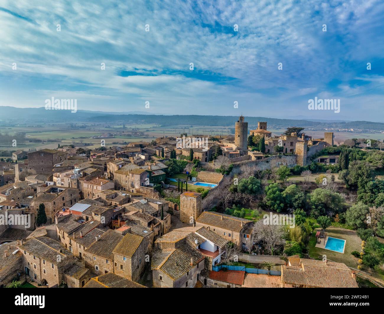 Vista aerea di Pals, una città medievale della Catalogna, nel nord della Spagna, vicino al mare, nel cuore della baia di Emporda sulla Costa Brava con le mura della città Foto Stock