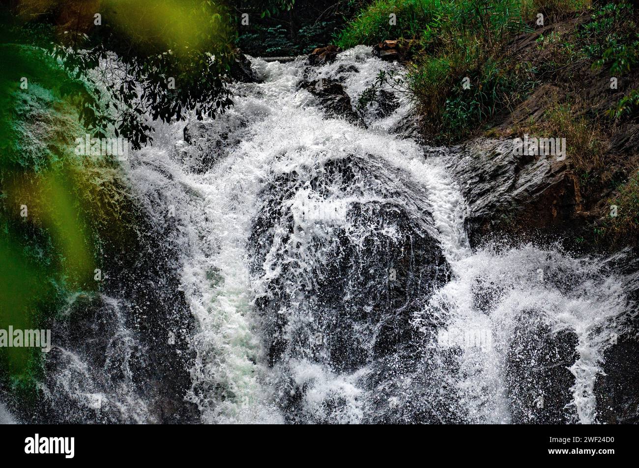 piccola cascata con acqua che scorre su pietre marroni. paesaggio naturale caratterizzato da pittoresche cascate con il suo flusso che si innalza su aspre rocce brune Foto Stock