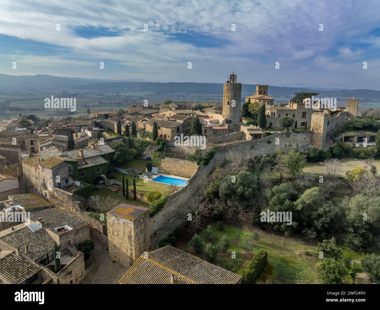 Vista aerea di Pals, una città medievale della Catalogna, nel nord della Spagna, vicino al mare, nel cuore della baia di Emporda sulla Costa Brava con le mura della città Foto Stock