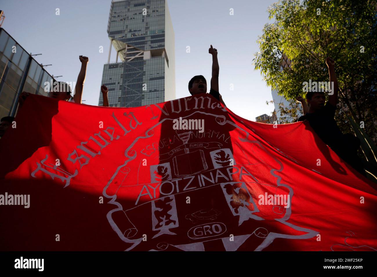 Non esclusiva: Le madri e i padri dei 43 studenti della scuola normale Ayotzinapa partecipano alla CXII Global Action for Ayotzinapa and M Foto Stock