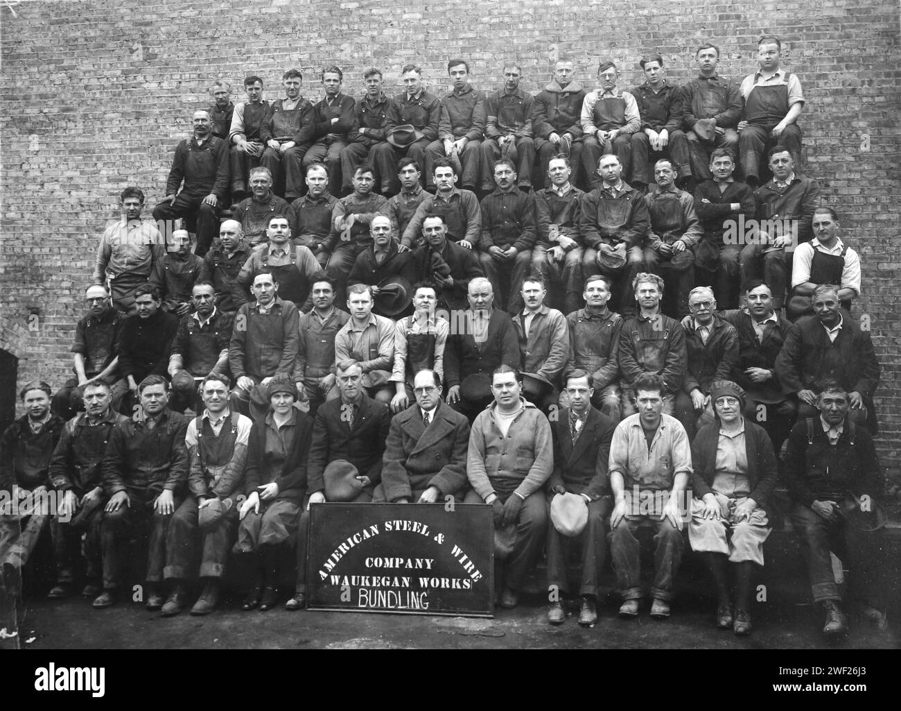 I lavoratori dello stabilimento statunitense di Waukegan, Illinois, si siedono per una foto di gruppo nel 1929. Foto Stock