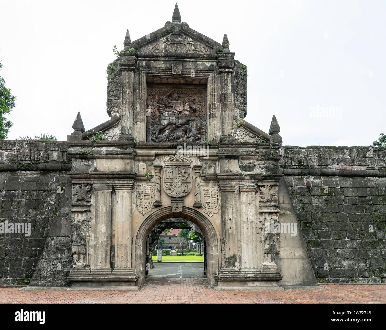 La porta principale di Fort Santiago a Intramuros, Manila, Filippine, con il rilievo di Santiago, Saint James in inglese, sopra l'ingresso. Foto Stock