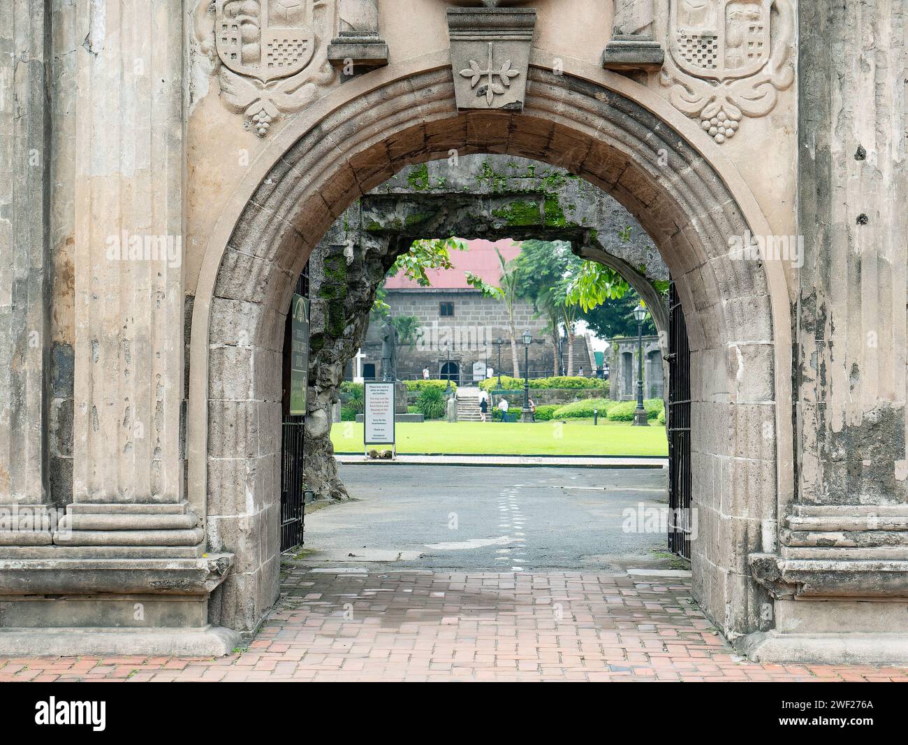 La porta principale di Fort Santiago a Intramuros, Manila, Filippine, il forte spagnolo costruito nel 1571 dagli spagnoli. Foto Stock