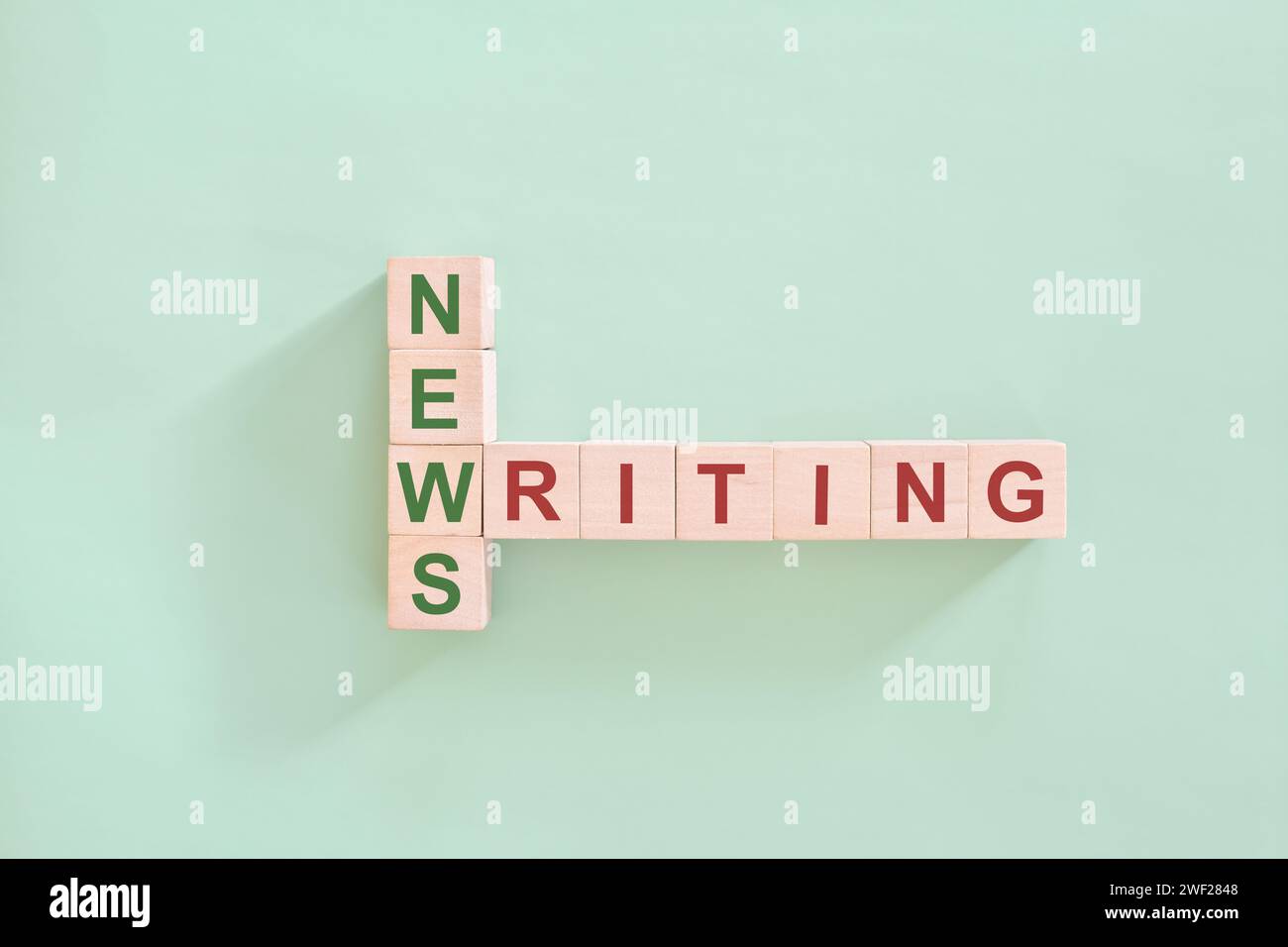 Concetto di scrittura di notizie. Tipografia a spiana puzzle crossword con sfondo verde. Foto Stock