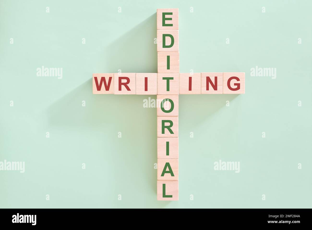 Concetto di scrittura editoriale. Tipografia a spiana puzzle crossword con sfondo verde. Foto Stock
