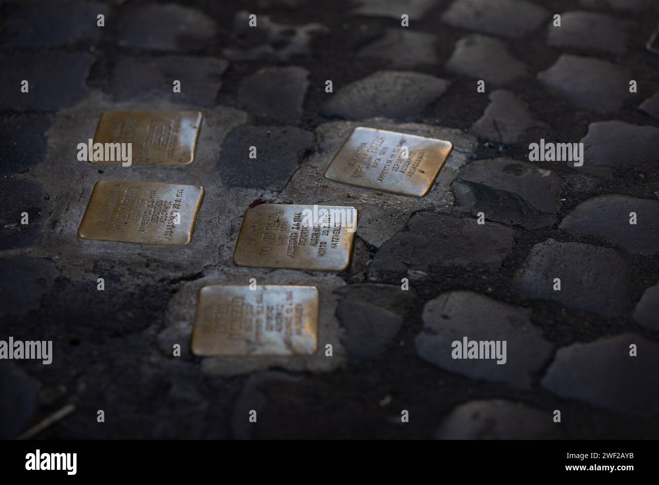 Roma. 27 gennaio 2024. Questa foto scattata il 27 gennaio 2024 mostra "pietre inciampo", piccole targhe di ottone con i nomi di ebrei uccisi dai nazisti, in un vicolo a Roma, in Italia. Nel 2005, l'Assemblea generale delle Nazioni Unite ha adottato una risoluzione che designava il gennaio 27 come giornata internazionale della commemorazione in memoria delle vittime dell'Olocausto, il giorno in cui il campo di sterminio di Auschwitz fu liberato nel 1945. Crediti: Li Jing/Xinhua/Alamy Live News Foto Stock