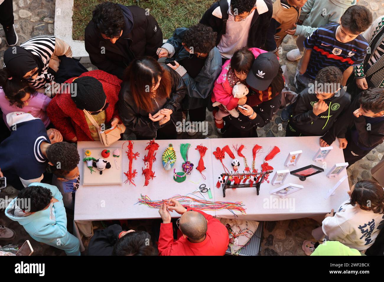 Rabat, Marocco. 27 gennaio 2024. La gente guarda la tradizionale dimostrazione di annodamento cinese durante un evento culturale che segna il prossimo Festival di primavera cinese a Rabat, in Marocco, il 27 gennaio 2024. L'evento culturale è iniziato qui il 22 gennaio e si è concluso il 27 gennaio per celebrare il prossimo Capodanno lunare cinese del Drago. Crediti: Huo Jing/Xinhua/Alamy Live News Foto Stock