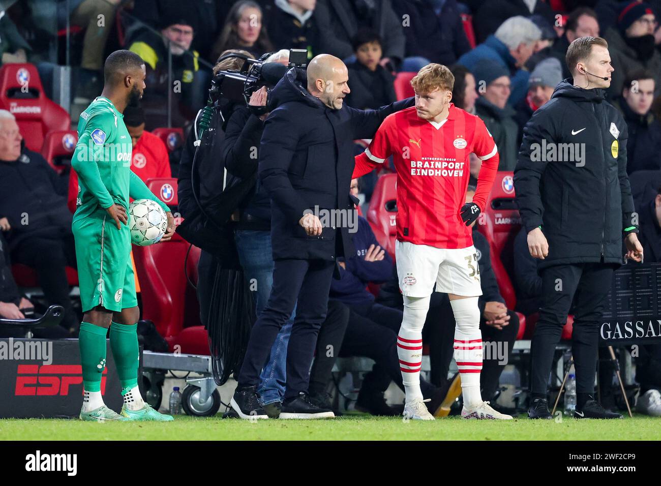 EINDHOVEN, PAESI BASSI - GENNAIO 27: L'headcoach Peter Bosz (PSV Eindhoven) e Yorbe Vertessen (PSV Eindhoven) parlano con durante l'Eredivisie match Foto Stock