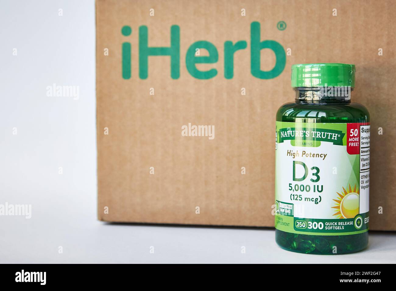 Negozio iHerb, Nature's Truth Company, vaso verde vitamina D3 ad alta potenza, Softgels a rilascio rapido. Scatola di cartone marrone, sfondo grigio, spazio per la copia. Onli Foto Stock