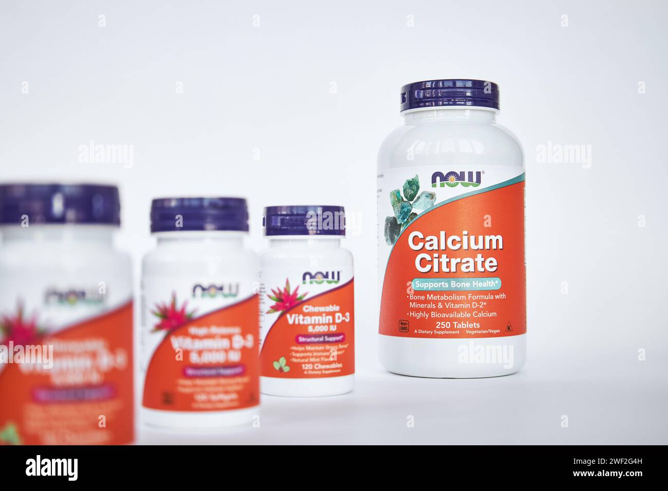 Row of Jars of Calcium Citrate and Vitamin D 3, NOW Foods Company, dal negozio online iHerb. Set di integratori alimentari sani, vitamine e minerali. GR Foto Stock