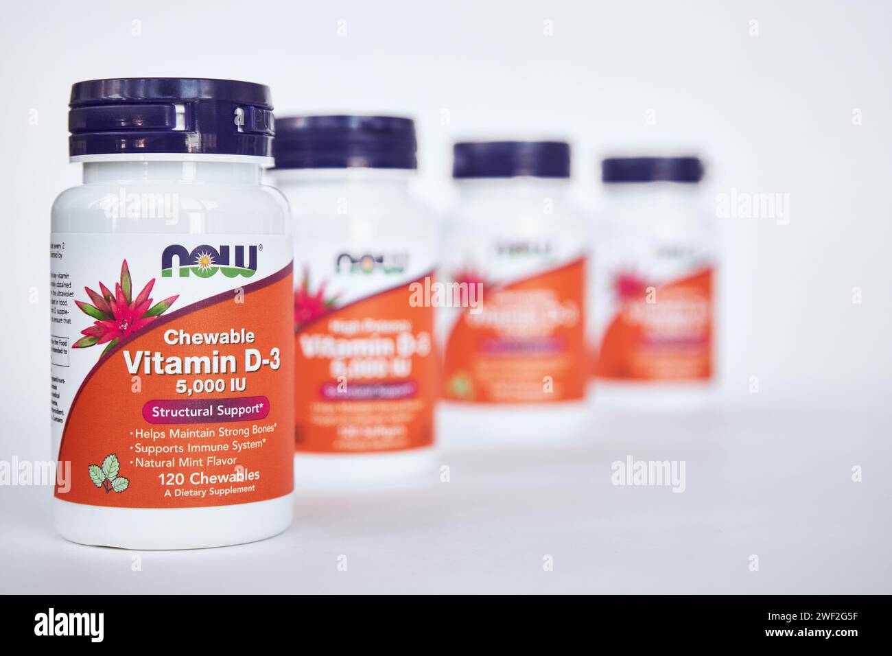 Row of Jars of Chewable Vitamine D 3, NOW Foods Company, negozio online iHerb. Integratori alimentari sani per la salute immunitaria delle ossa. Sfondo grigio, selectiv Foto Stock