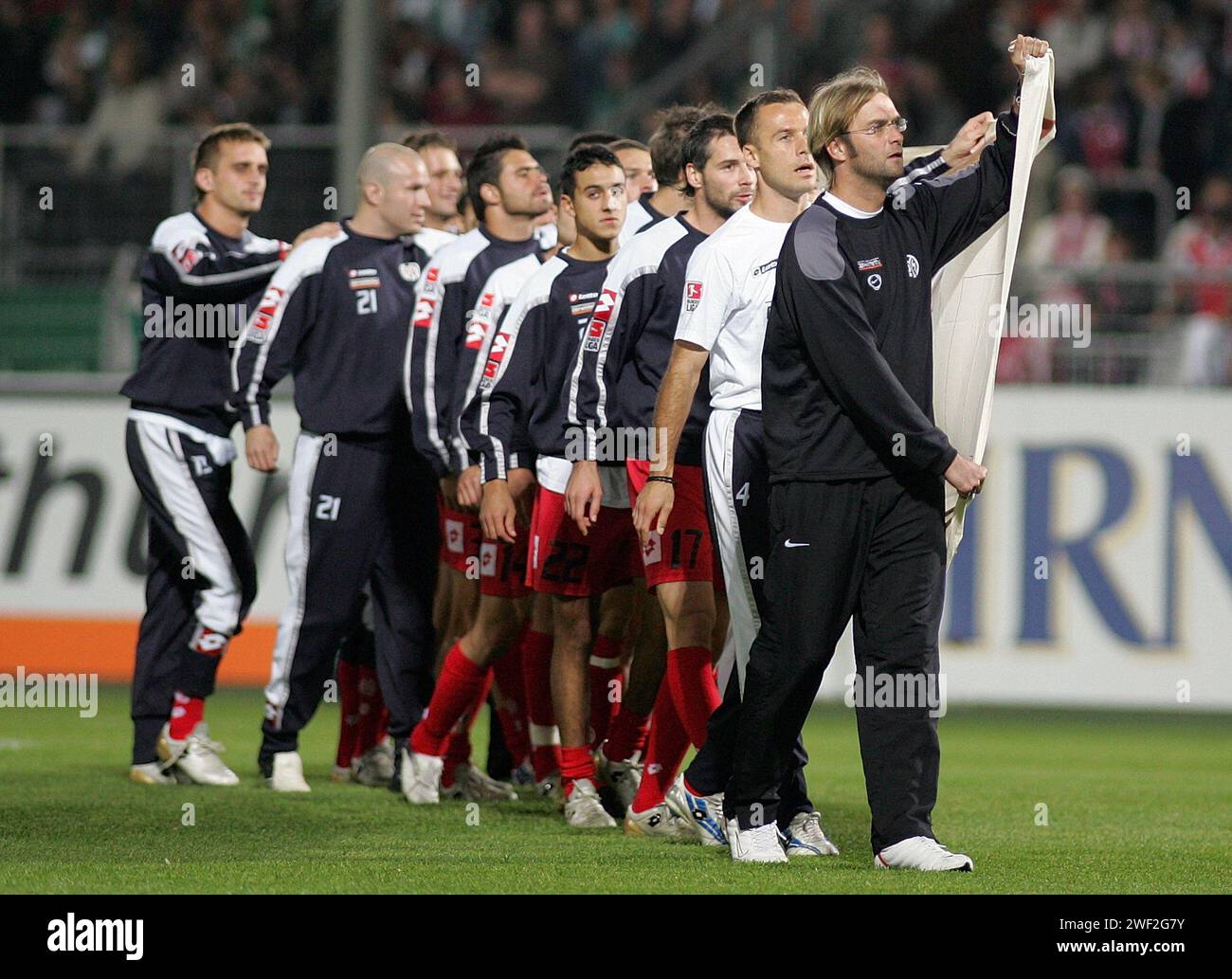 sam// Fussball 1. Bundesliga : FC Mainz 05 - Werder Brema 1:6 Geschlossene mannschaft : Mainz Trainer JŸrgen Klopp mit seinem Team vor dem Spiel © diebilderwelt / Alamy Stock Foto Stock