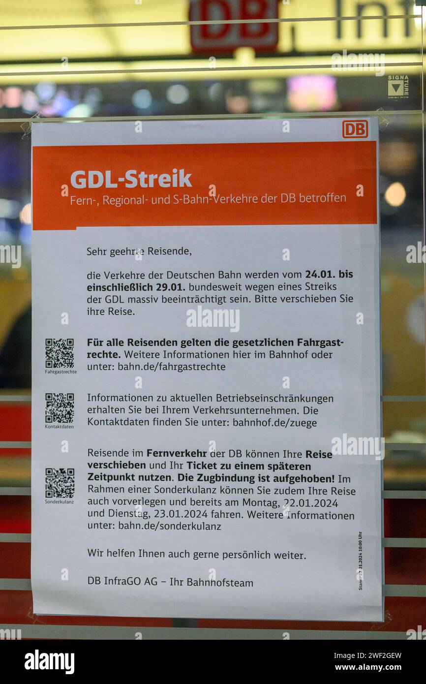 GDL-Streik bei der Bahn, am Berliner Hauptbahnhof, Aussenaufnahme, Abend, DB Logo, Hinweis fuer Fahrgaeste - Fern - Regional und S-Bahn betroffen, 27.01.24, foto: HMB Media/Uwe Koch *** sciopero GDL alla stazione centrale di Berlino, fuori, sera, logo DB, avviso per i passeggeri di treni regionali e suburbani a lunga distanza interessati, 27 01 24, foto HMB Media Uwe Koch Copyright: HMBxMedia/UwexKoch Foto Stock