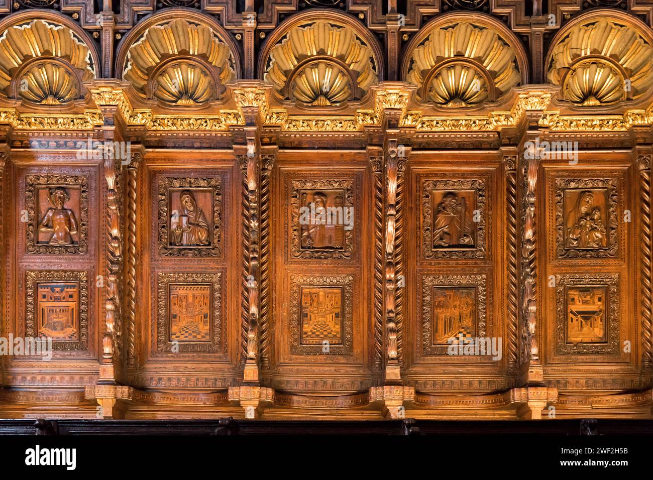 Coro gotico ligneo dei Frati di Marco e Francesco Cozzi del XV secolo nella Basilica gotica di Santa Maria Gloriosa dei Frari i Foto Stock