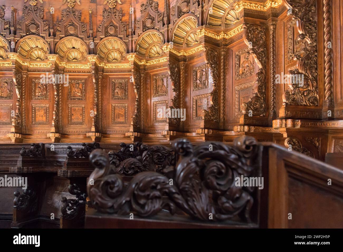 Coro gotico ligneo dei Frati di Marco e Francesco Cozzi del XV secolo nella Basilica gotica di Santa Maria Gloriosa dei Frari i Foto Stock