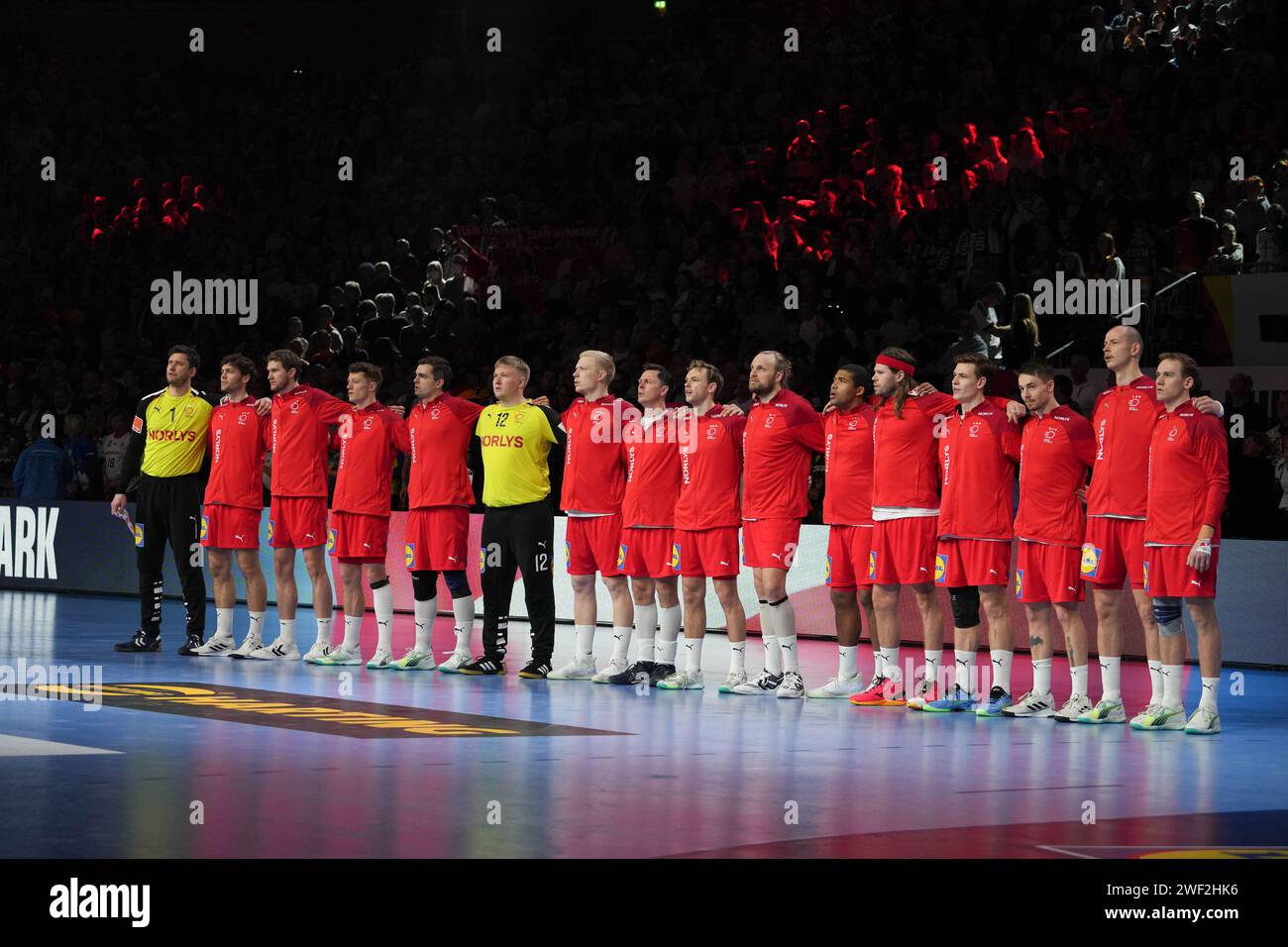 Squadra Danimarca durante la partita di pallamano maschile EHF Euro 2024, semifinali tra Germania e Danimarca il 26 gennaio 2024 alla Lanxess-Arena di Colonia, Germania Foto Stock