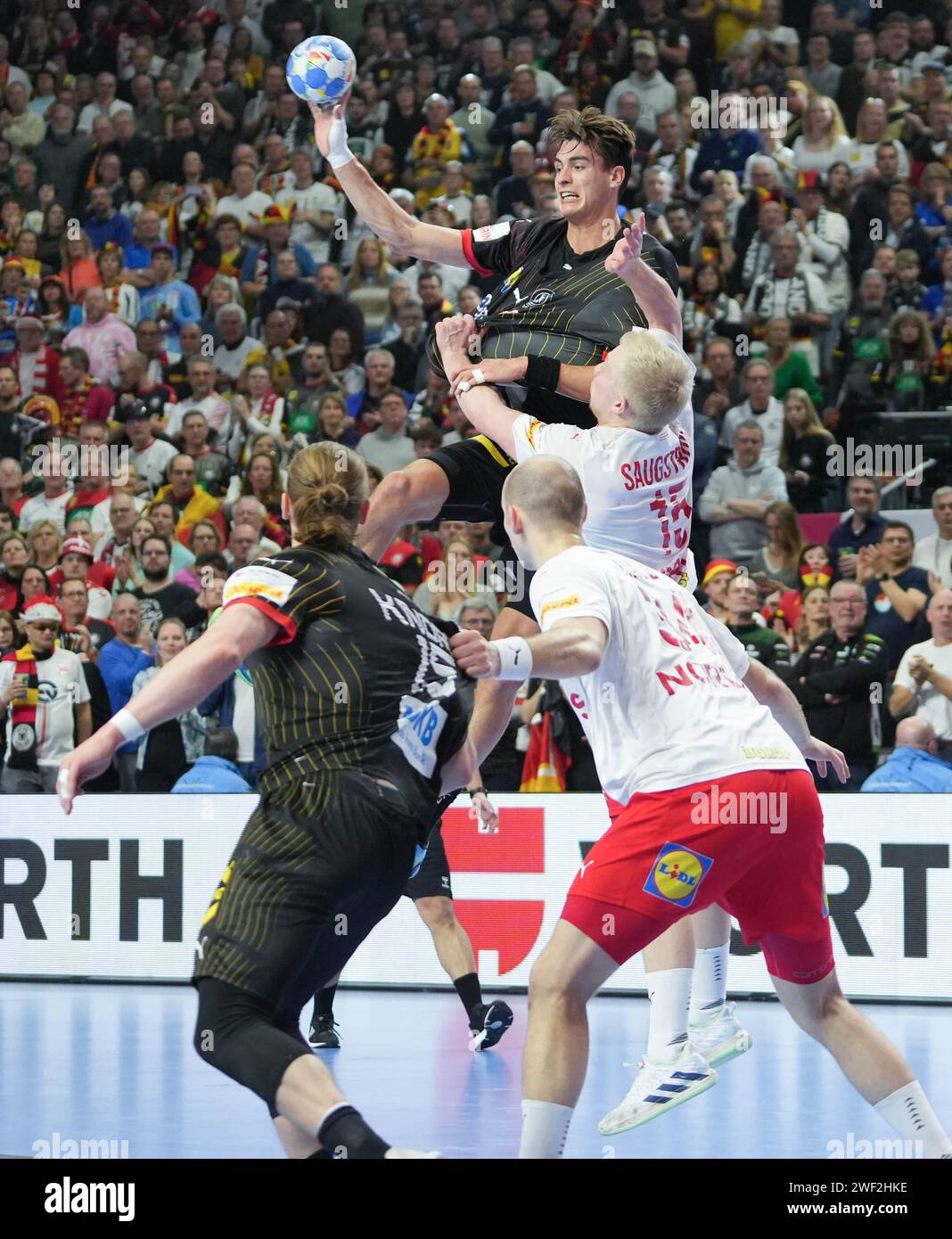 Julian Koster della Germania e Magnus Saugstrup Jensen della Danimarca durante la partita di pallamano maschile EHF Euro 2024, semiFinals tra Germania e Danimarca il 26 gennaio 2024 alla Lanxess-Arena di Colonia, in Germania Foto Stock