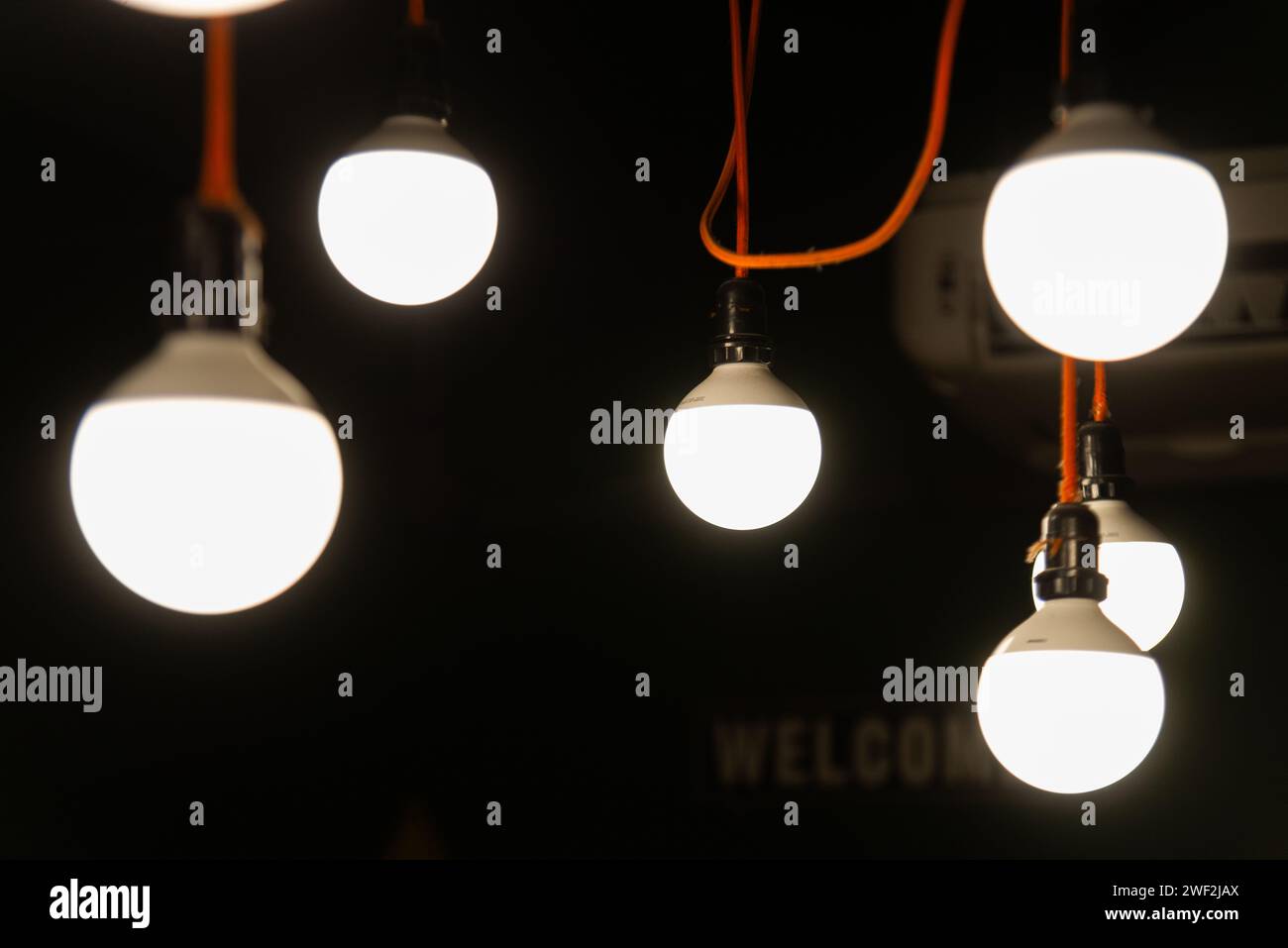 Lampadine a sospensione multiple in una stanza ben illuminata Foto Stock