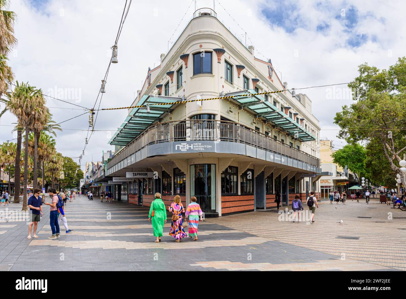 Il New Brighton Hotel lungo la principale strada pedonale dello shopping, corso, Manly, Sydney, Australia Foto Stock