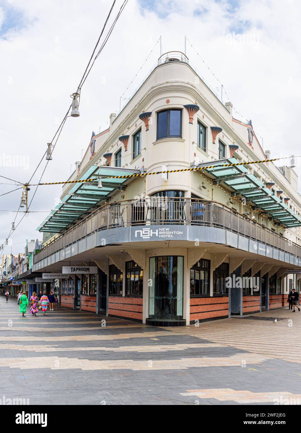 Il New Brighton Hotel lungo la principale strada pedonale dello shopping, corso, Manly, Sydney, Australia Foto Stock