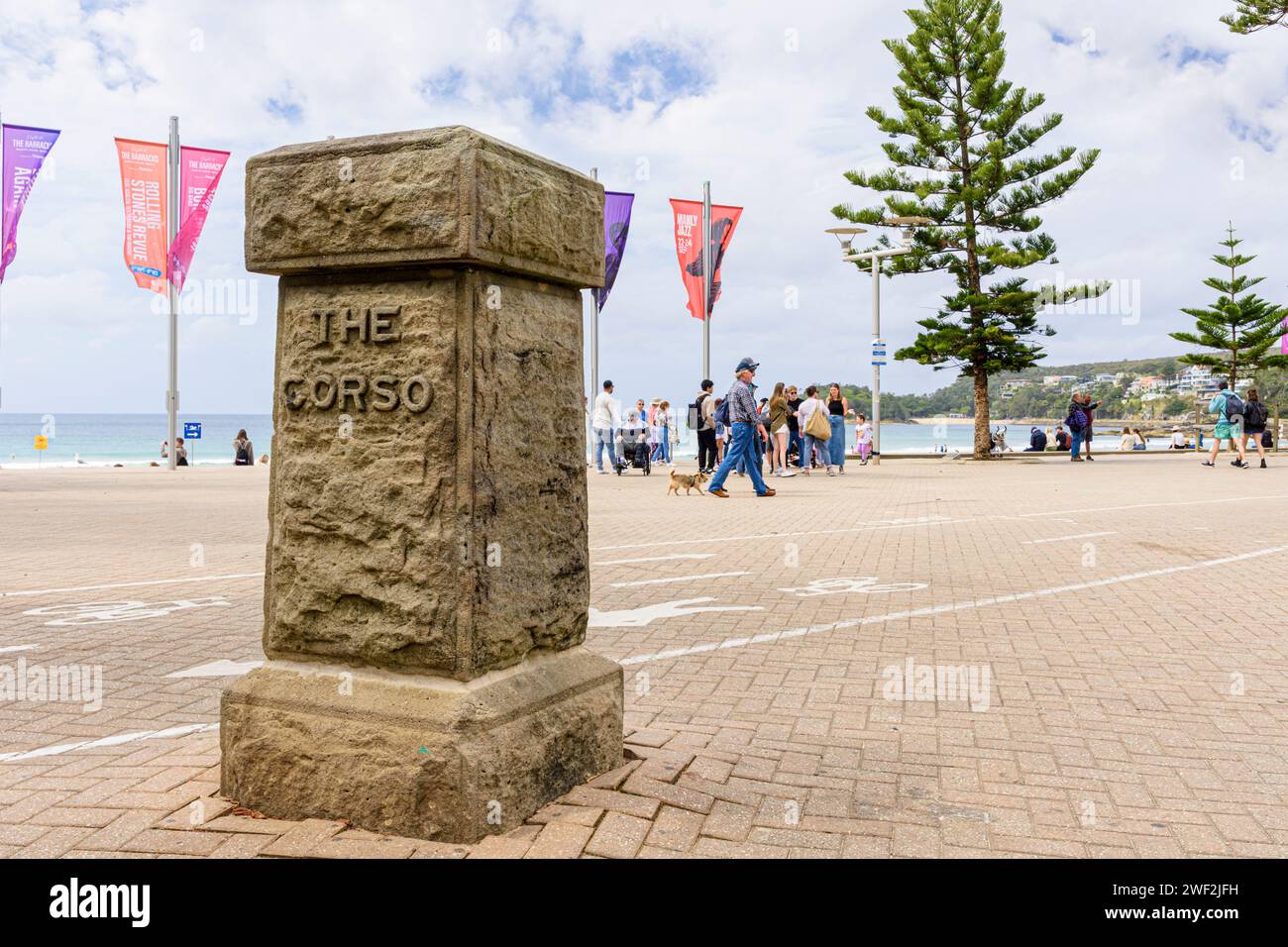 Storico simbolo di pietra alla fine del corso, la principale strada dello shopping di Manly, Manly, Sydney, Australia Foto Stock