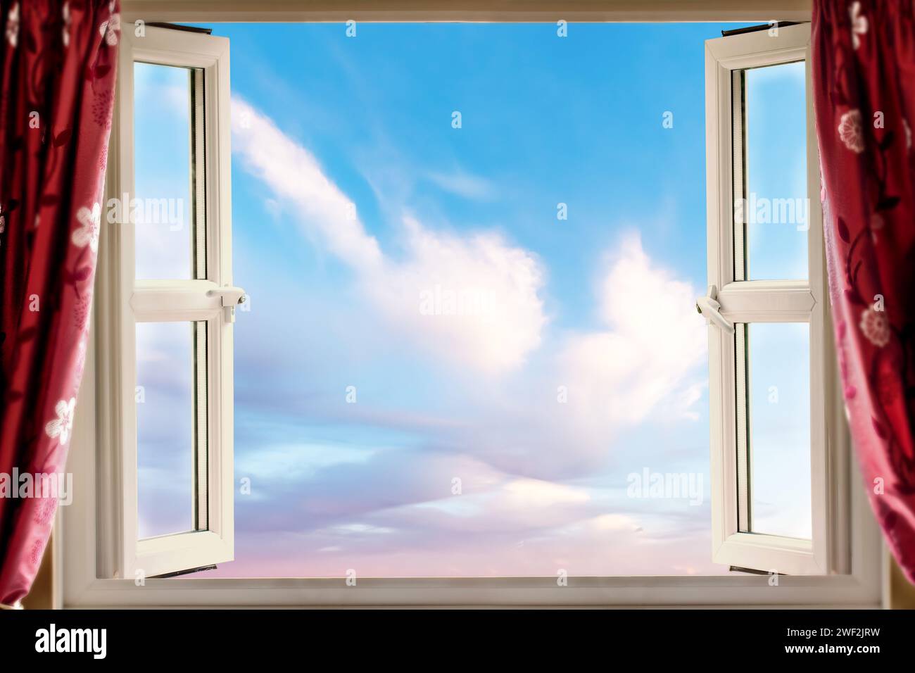 Finestra aperta che si affaccia su cieli blu e soffici nuvole bianche in estate. Concetto di aria fresca Foto Stock