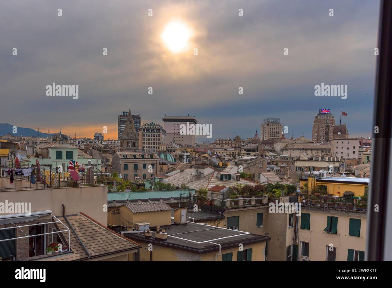 Vista sul centro storico della città da una terrazza sul tetto, Genova, Italia Foto Stock