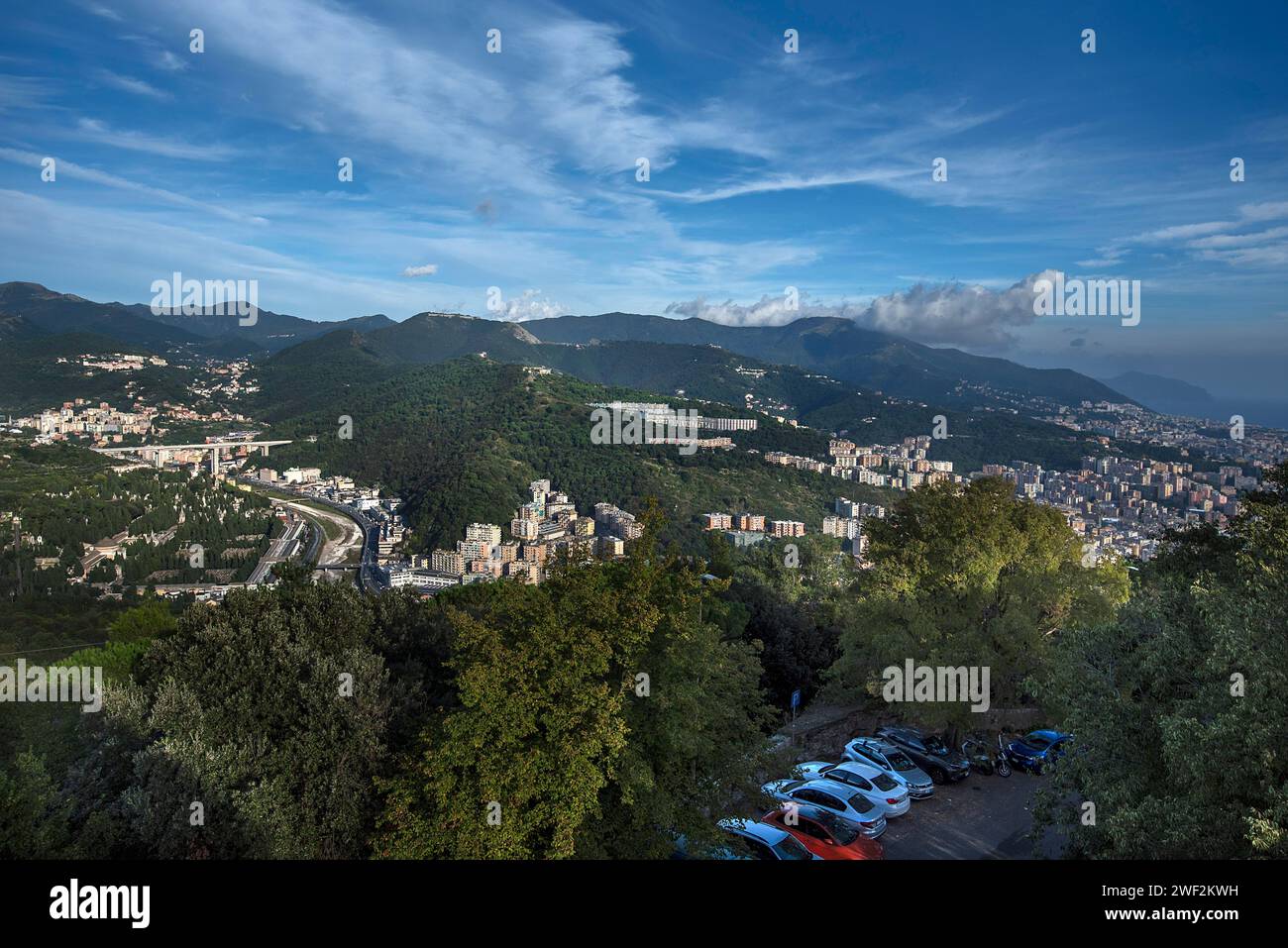 Vista dei quartieri di Sampierdarena e Cornigliano e del restaurato Ponte Morandi sulla sinistra, crollo 2018, Genova, Italia Foto Stock