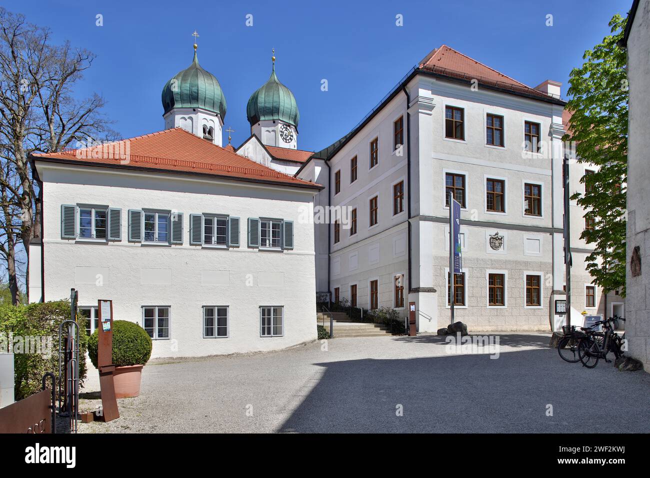 Seeon Monastery, ristorante, guest House e cupole a cipolla della chiesa del monastero di San Lamberto, clima da sogno in primavera, Seeone, alta Baviera, Baviera, Ger Foto Stock